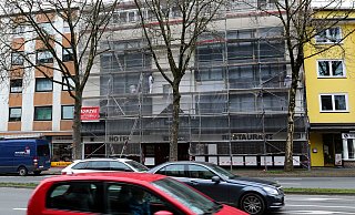 Der Münchner Hof an der Berliner Straße wird saniert. Was sich hinter dem Gerüst tut, ist derzeit nur zu ahnen. - Frank-Michael Kiel-Steinkamp
