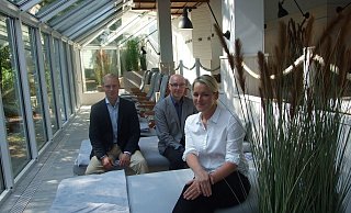 Im vergangenen Jahr zeigten sich Atoll-Betriebsleiter Dirk Thieme (v. l.), Stadtwerke-Vorstand Klaus Hagemeier und Frauke Quell vom Aquapark-Management, die das Bad betreibt, entspannt im neuen Ruheraum. Jetzt sind sie verstimmt. - Karsten Schulz
