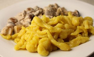 Goldgelb: Handgefertigte Spätzle. - FOTO: CARINA CHMIELINSKI
