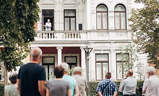 Im Programmheft wird auch auf "Lyrik vom Balkon" hingewiesen- immer freitagsw um 15.30 Uhr. - Silke Wedler | Fotografie