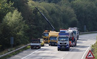 Die Bergung des verunfallten Lkw auf der A2 bei Porta läuft. Der Kran soll dabei helfen. - Malina Reckordt