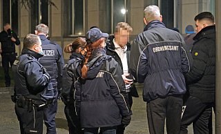 Polizei und Ordnungsamt haben bei den vergangenen Wander-Demos stichprobenartig kontrolliert und Anzeigen geschrieben. Die Demo der Coronakritiker wurde jedoch nicht aufgelöst. - Thorsten Gödecker