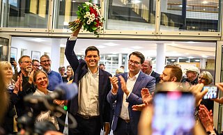 Mirco Schmidt feiert seinen Wahlsieg. Neben ihm stehen rechts Bundestagsmitglied Joachim Ebmeyer und Michael Schönbeck, Fraktionsvorsitzender der CDU. - Daniel Salmon