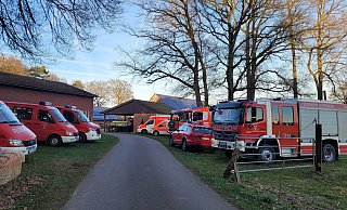Rund 60 Einsatzkräfte der Feuerwehr Gütersloh waren am Montag auf einem Hof im Einsatz, um Schweine aus einem Güllebecken zu befreien. - Celina Allard