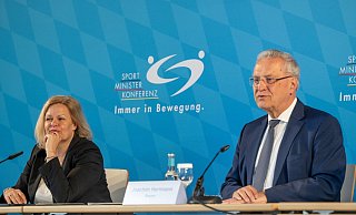Joachim Herrmann (CSU), Innenminister von Bayern und Vorsitzender Sportministerkonferenz, neben der Bundesinnenministerin Nancy Faeser (SPD). - Harald Tittel/dpa