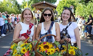 Das spätsommerliche Wetter trug seinen Teil zur guten Laune in Espeln bei. Auch bei diesen drei Umzugsteilnehmerinnen. - Regina Brucksch
