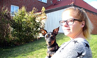 Der sechs Monate alte Zwergpinscher Bacardi von Tanja Pieper (24) aus Borgentreich wäre innerhalb weniger Wochen zweimal fast an Giftködern verendet. - Burkhard Battran