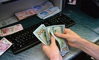 Die Lira schwächte sich gegenüber Euro und Dollar ab. - Mustafa Kaya/XinHua/dpa