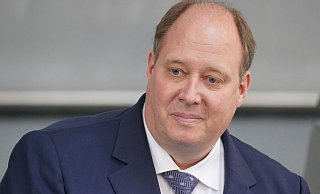 Helge Braun (CDU), damals Chef des Bundeskanzleramtes und Bundesminister für besondere Aufgaben, nimmt an der Befragung der Bundesregierung im Plenum im Bundestag teil. - Foto: Michael Kappeler/dpa