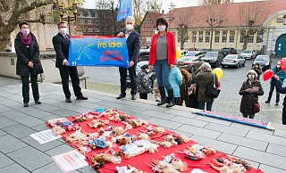 Die Gleichstellungsbeauftragten von Stadt, Karola Althoff-Schröder (l.), und Kreis, Simona Langenberg, setzen mit Bürgermeister Tim Kähler und Landrat Jürgen Müller vor dem Rathaus ein Zeichen gegen Gewalt an Frauen. - Ralf Bittner