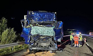 Die Front des Sattelzuges wurde komplett zerstört, der Fahrer schwer verletzt. - FFW Breuna