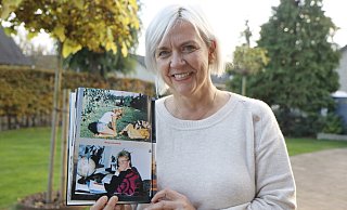 Erinnerungen an die Nachwendezeit hat Angelika Wensing in einem Fotobuch gesammelt. - Burkhard Hoeltzenbein