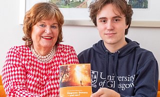 Demenzberaterin Karin Alex stellt mit ihrem Enkel Simon Wonderschütz die neue Broschüre zum Thema Demenz vor, die Betroffene und Fürsorgende bei den ersten Schritten nach der Diagnose unterstützen möchte. - Ralf Bittner