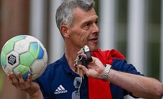 Ralf „Ralli“ Meier hat alles im Griff: Seit mehr als zwölf Jahren steht er als Fußball-Obmann dem TuS Bexterhagen ehrenamtlich zur Seite. In seinen insgesamt 47 Jahren Vereinsgeschichte hat er viel erlebt und die Reise mit dem TuS geht weiter. - André Schmidt