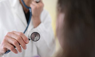 Eine Hausarztpraxis wird in Blankenhagen seit vielen Jahren schmerzlich vermisst, ebenso eine Apotheke. Mit einem Gesundheitszentrum soll sich die Lage erheblich verbessern. - picture alliance / HELMUT FOHRINGER / APA / picturedesk.com