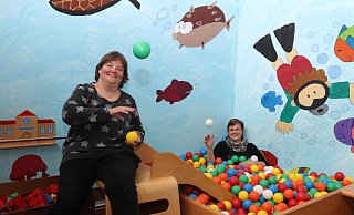 Annette Hummel (l.) und Constanze Nolting hoffen, dass das Giraffenland bald wieder öffnen kann. - Dirk Windmöller