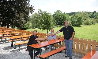 Die Brauerei-Chefs Franz-Axel Kohlschein (v. l.) und Michael Kohlschein stoßen mit Promedia-Geschäftsführer Wilhelm Sommer an. - Dieter Scholz