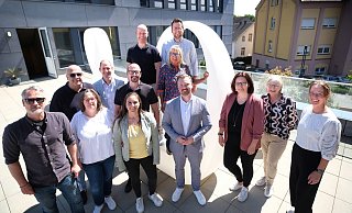 Laden zum Fest ein: Carsten Teismann und Matthias Vinnemeier (hinten v.l.), Markus Corsmeyer, Oliver Blanke, Simon Pamies und Martina Wohlt (Mitte v.l.) Marian Brackmann, Katja Aries, Tabitha Bleck, Dennis Hantke, Tanja Peters, Gabriele Latus und Corinna Meyer (vorne v.l.). - Andreas Frücht Laden zum Fest ein: Carsten Teismann und Matthias Vinnemeier (hinten v.l.), Markus Corsmeyer, Oliver Blanke, Simon Pamies und Martina Wohlt (Mitte v.l.) Marian Brackmann, Katja Aries, Tabitha Bleck, Dennis Hantke, Tanja Peters, Gabriele Latus und Corinna Meyer (vorne v.l.). - Andreas Frücht