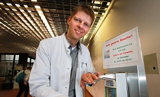 Hände desinfizieren: Krankenhaushygieniker Johannes Kleideiter steht im Eingangsbereich des Klinikums Bielefeld Mitte. - Andreas Zobe / Neue Westfaelische