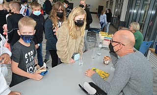 Martin Muser signiert im Anschluss an die Lesung seine Bücher. Luisa ist die erste Leseratte, die ein Autogramm bekommt. - Karin Prignitz