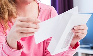 Mahnschreiben vom Vermieter erhalten? Wird die Miete nicht rechtzeitig gezahlt, kann das die Folge sein. - Christin Klose/dpa-tmn