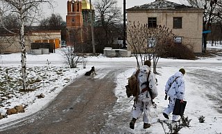 Ukrainische Soldaten patrouillieren auf einer Straße im Dorf Werchnjotorezke in der Region Donezk im Osten der Ukraine. - Foto: Andriy Andriyenko/AP/dpa