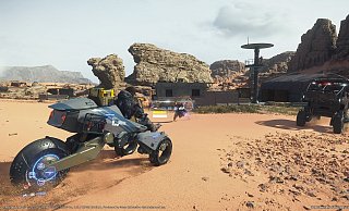 Paketbote Sam kommt auch mit dem Gelände-Trike, wenn nötig. Anders als im Vorgänger werden in "Death Stranding 2: On The Beach" früh Fahrzeuge ins Spiel eingeführt. - Kojima Productions/Sony Interact
