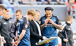 Lukas Kwasniok (Mitte) gibt mit der Taktiktafel Anweisungen, während Mattes Hansen (links) und Adriano Grimaldi (rechts) aufmerksam zuhören. - Besim Mazhiqi