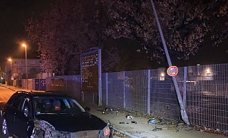 Der Seat blieb zunächst auf dem Gehweg am Laternenmast (r.) hängen, dann schleuderte er zurück auf die Straße. - Polzei