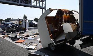 Ein 58-jähriger Nissan-Fahrer aus Kirchlengern erkannte das Stauende zu spät und fuhr auf einen polnischen Lkw auf. - Andreas Eickhoff