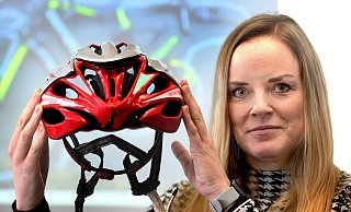 Christina Meise hatte Glück im Unglück: Die Rennradfahrerin wurde im vergangenen Sommer im Kreis Gütersloh von einem Auto erfasst und dabei schwer verletzt. Ihr Fahrradhelm, der bei dem Aufprall auf der Windschutzscheibe zerbrochen ist, rettete ihre dabei vermutlich das Leben. - Andreas Frücht