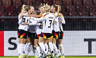 DFB-Frauen jubeln nach dem 1:0 durch Sjoeke Nüsken. - Michael Buholzer/KEYSTONE/dpa