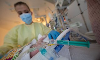 In den vergangenen zwei Jahren mussten in Deutschland sehr viele Kinder in Folge einer RSV-Infektion intensivmedizinisch versorgt werden. In diesem Jahr empfiehlt die Stiko eine Impfung für Säuglinge. - picture alliance/dpa