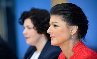 Die BSW-Vorsitzenden Sahra Wagenknecht (r) und Amira Mohamed Ali (l). Der Partei wird zugetraut, bei den drei Landtagswahlen in diesem Jahr in die Parlamente einzuziehen. - Bernd von Jutrczenka/dpa