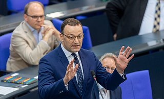 Der ehemalige Gesundheitsminister Jens Spahn (CDU) rechtfertigt im Bundestag seine Entscheidungen während der Corona-Pandemie. - Lucas Röhr/dpa