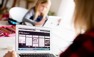 So gut wie diesen beiden Schülerinnen sind längst nicht alle Schüler zuhause ausgestattet. Das führt dazu, dass Digitalunterricht in vielen Fällen gar nicht richtig laufen kann. - picture alliance