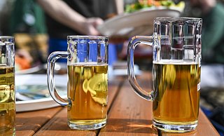 Das frühsommerliche Wetter lockt in die Biergärten. - dpa