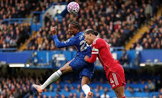 Chelseas Joao Pedro (l) gegen Liverpools Virgil van Dijk. - Ian Walton/AP/dpa