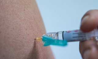 Verhindert schwere Krankheiten: Der kleine Piks beim Kinderarzt schützt Jungen und Mädchen vor Diphtherie und Co. - picture alliance / Sebastian Gollnow/dpa