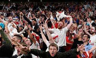Englische Fans feiern im Wembley-Stadion. - Foto: Andy Rain/Pool EPA/AP/dpa