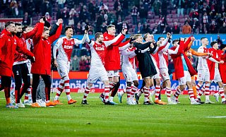 Die Kölner Spieler lassen sich nach dem 7:1-Sieg gegen die Bremer von den Fans feiern. - Rolf Vennenbernd/dpa