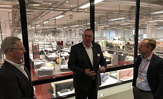 Gute Laune auf der M.O.W. (von links): die Messe-Geschäftsführer Andreas Reibchen und Bernd Schäfermeier im Gespräch mit Jan Kurth, Geschäftsführer des Verbandes der Deutschen Möbelindustrie (VDM). - Thomas Reineke