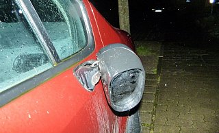 Wie bei diesem Renault wurden auch die Spiegel eines Fords und Polos beschädigt.Foto: Polizei Minden-Lübbecke - Eike J. Horstmann