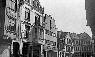 Frage: An welcher Straße stand das Haus mit der Figur am Giebel? - Archiv Gunther Jach