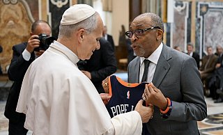 Papst Leo XIV. hat jetzt ein Trikot mit der Rückennummer 14. - Vatican Media/IPA via ZUMA Press/dpa