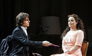 Tatjana (Sarah Kuffner) hat Eugen Onegin (Levent Bakirci) in einem Brief ihre Liebe gestanden. Doch der weißt sie kühl zurück. - FOTO: KAI-UWE SCHULTE–BUNERT