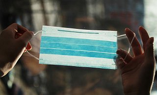 In Bus und Bahn muss ständig ein Mund- und Nasenschutz getragen werden. - Pixabay