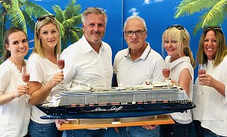 Stehen auf Kreuzfahrten: Mareike Groeneveld (v.l.), Inga Schoel, Frank Eckstein, Rolf Fricke, Agathe Ledwon und Elke Ruthmann beraten Urlauber bei "ontravel Reisen". - privat