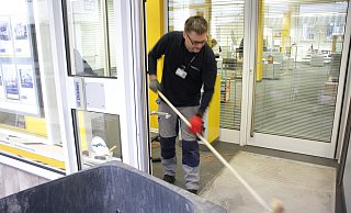 Aufräumarbeiten in der Commerzbank-Filiale Warburg. Das Glas der Tür wurde zerstört. - Dieter Scholz