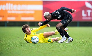 Rödinghausens Torjäger Ba-Muaka Simakala, hier gegen Jannis Kübler, traf zweimal Aluminium. - Noah Wedel